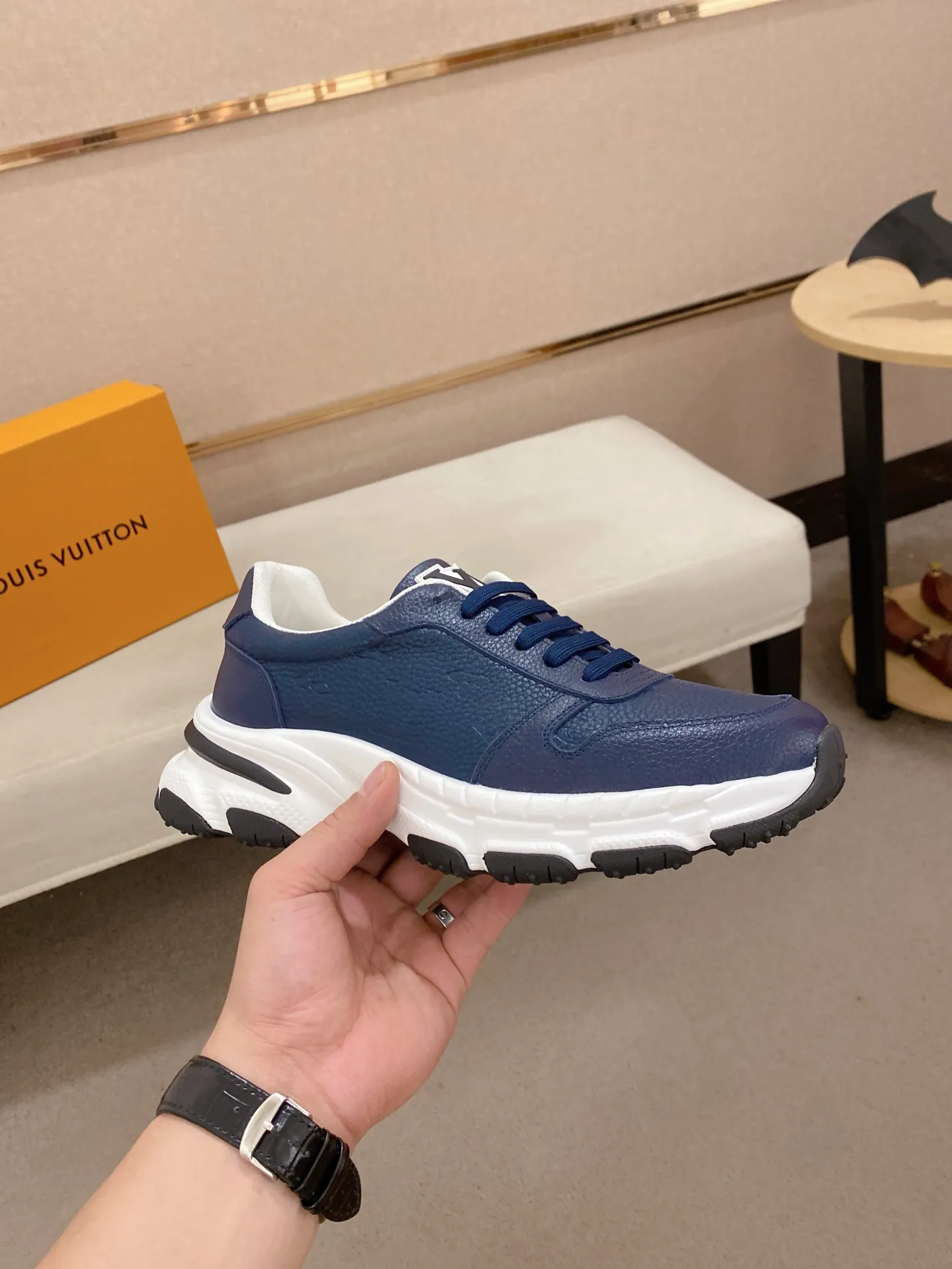 Men's shoes💰 442💰louis vuitton (Louis Vuitton/lv)🔍🔍The new counters are on sale at the same time. The uppers are imported from Italy. ⃣️Re-engraved🇮🇹💪💪, ⚠Sole: The original sole is specially provided by the original factory, the exclusive movable molded sole is super comfortable, ⚠Original and single goods 🔍high quality, you can enter and leave the counter at will, welcome to compare⚠. Code number: 38-44 (45/customized, non-refundable)